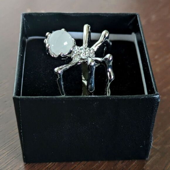 NWT Gorgeous Silvertone Spider Ring with Faux Moonstone - Picture 3 of 12